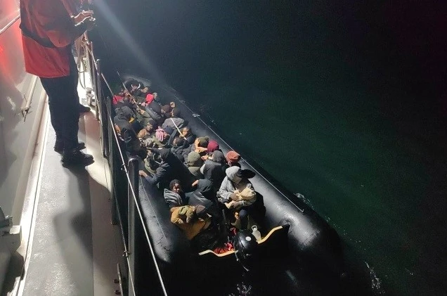 İzmir açıklarında 59 düzensiz göçmen yakalandı