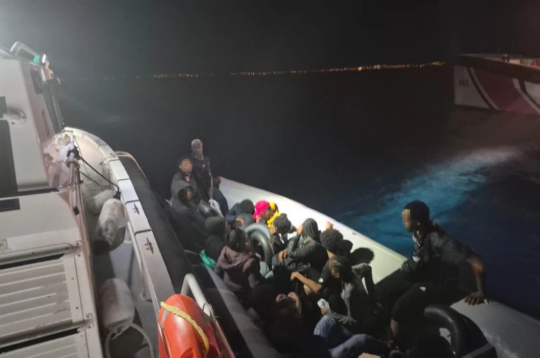 İzmir açıklarında hareketli lastik bot durduruldu: 14 düzensiz göçmen yakalandı 