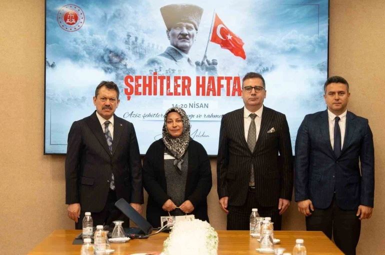 İzmir Adliyesi’nde şehit yakınları unutulmadı
