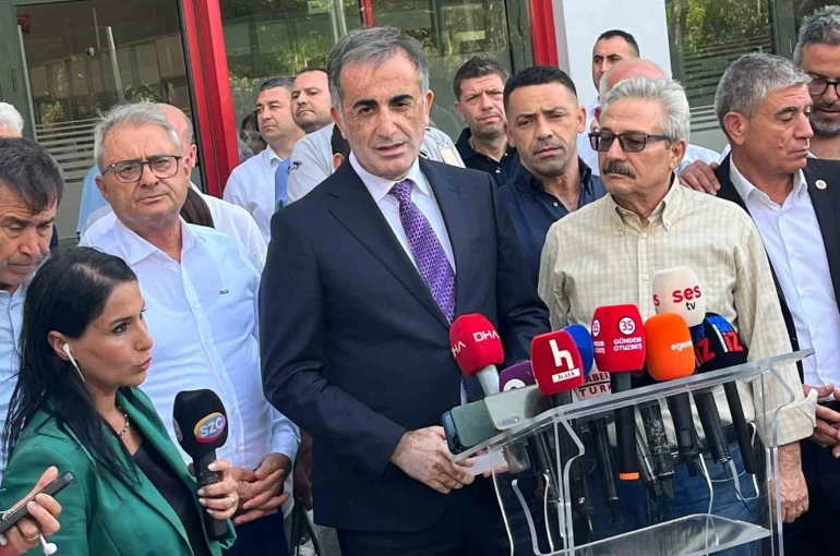 İzmir Büyükşehir Belediye Başkanı Tugay, CHP meclis grubuyla olağanüstü toplandı