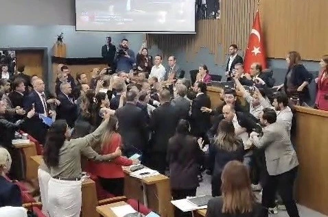 İzmir Büyükşehir Belediyesi Meclis Toplantısında arbede