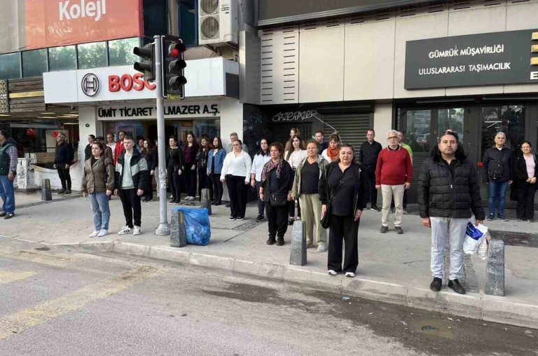 İzmir saat 09.05’te Ata’sını andı