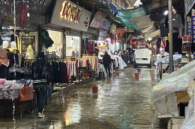 İzmir tarihi Kemeraltı Çarşısı sular altında