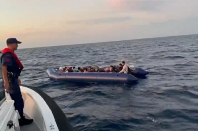 İzmir’de 138 düzensiz göçmen ve 2 göçmen kaçakçısı yakalandı