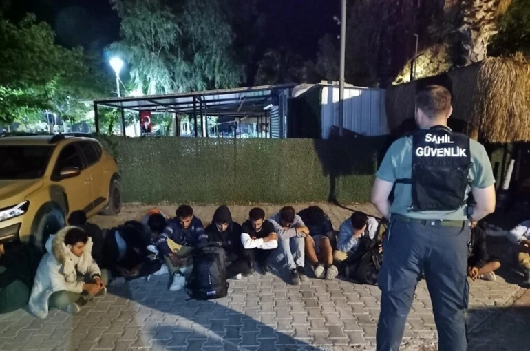İzmir’de 14 düzensiz göçmen yakalandı