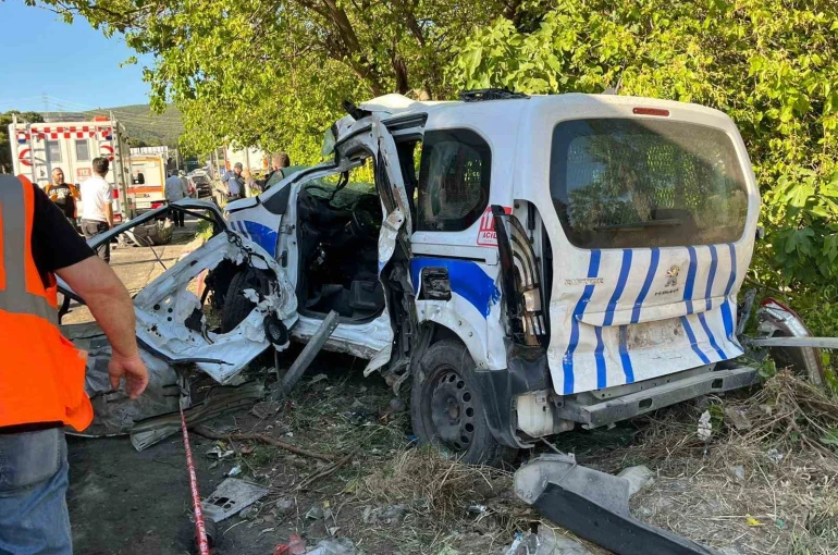 İzmir’de 1’i polis 3 kişinin hayatını kaybettiği kazada lojistik firmasının sahibi gözaltına alındı