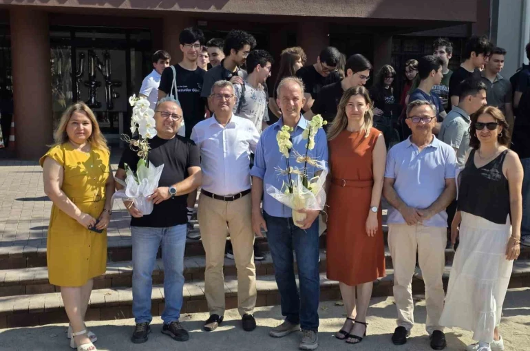 İzmir’de 34 yıllık öğretmene duygusal veda