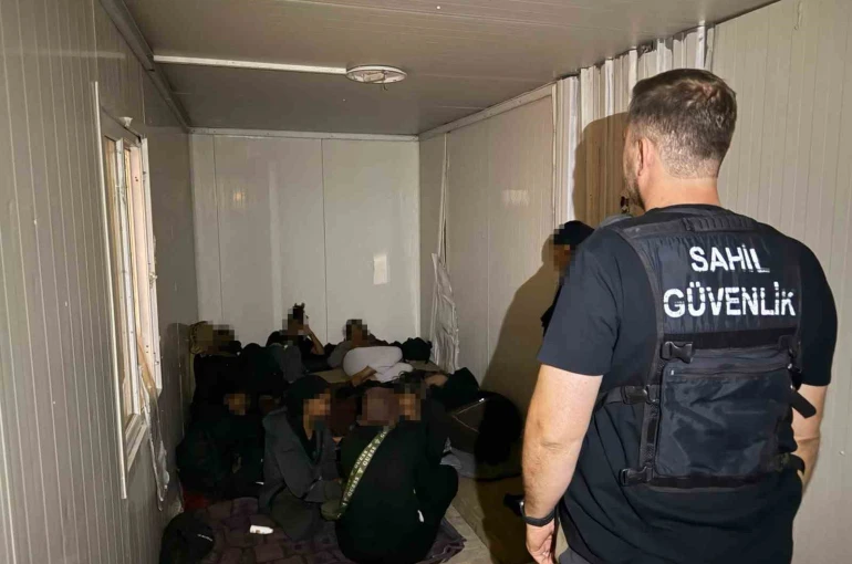 İzmir’de 54 düzensiz göçmen yakalandı