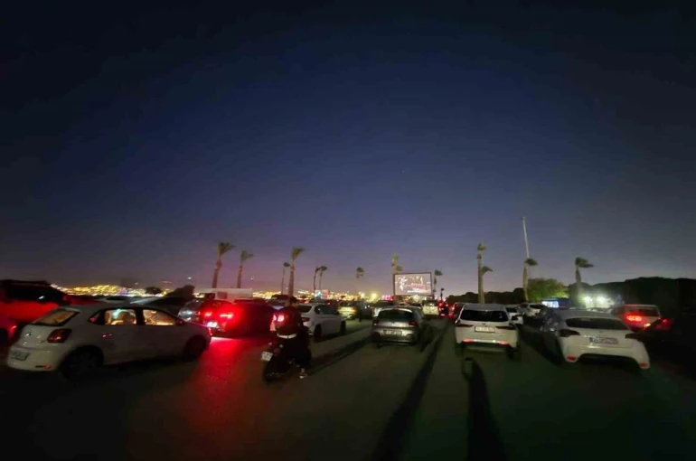 İzmir’de arabada film keyfi