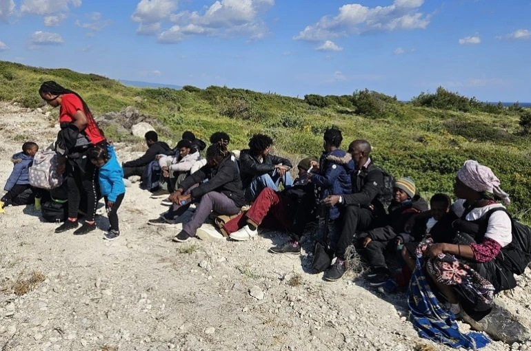 İzmir’de arızalanan botla denizde sürüklenen 26 düzensiz göçmen kurtarıldı