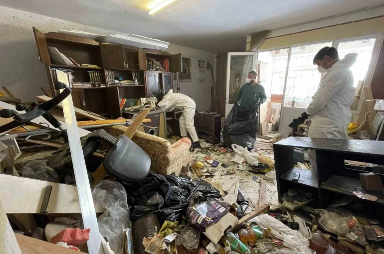 İzmir’de çöplüğe dönen evden 10 ton atık çıkartıldı