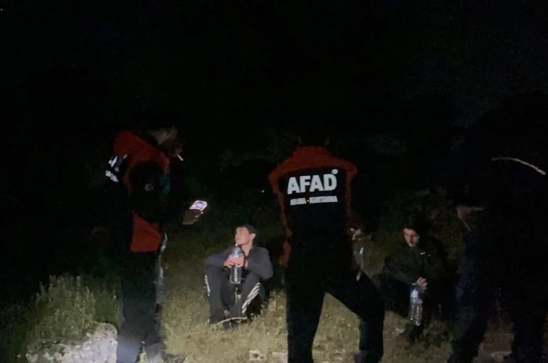 İzmir’de dağlık alanda mahsur kalan çocuklar kurtarıldı