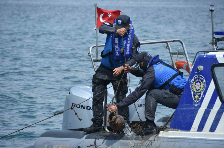 İzmir’de deniz ekosistemini tehdit eden kaçak ahtapot tuzakları imha edildi