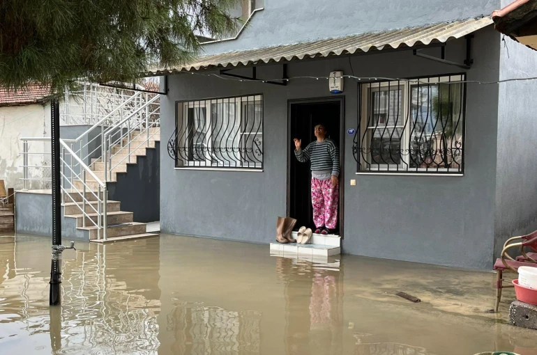İzmir’de dere taştı, vatandaşlar çaresiz kaldı: "Televizyonda izlerdik, başımıza geldi"