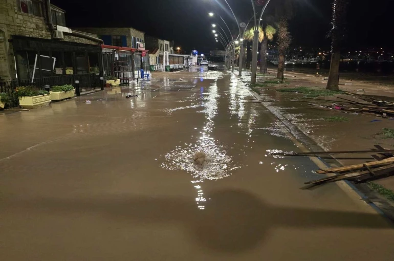 İzmir’de dereler taştı: Yeni Foça’yı su bastı