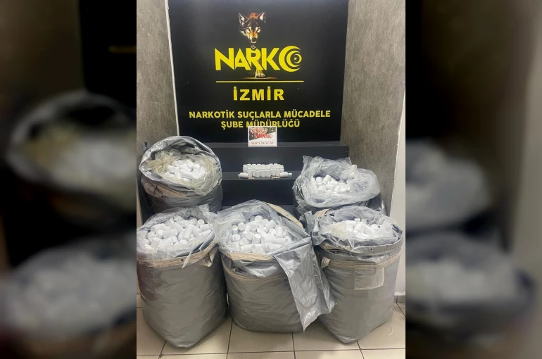 İzmir’de durdurulan araçtan 156 bin uyuşturucu hap çıktı