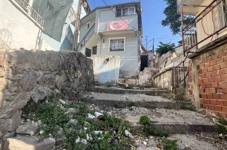 İzmir’de eski koca dehşeti: Kezzap attığı eski karısı öldü, kızı ise yaşam savaşında