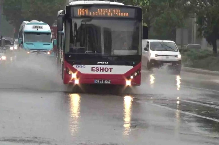 İzmir’de etkili olan sağanak yağış, günlük yaşamı zorlaştırdı