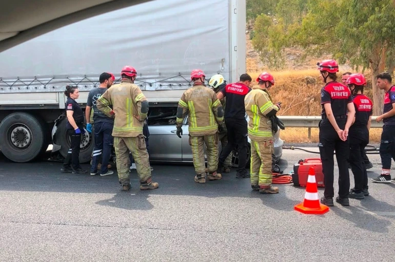 İzmir’de feci kaza: Tıra çarpan otomobilin sürücüsü hayatını kaybetti
