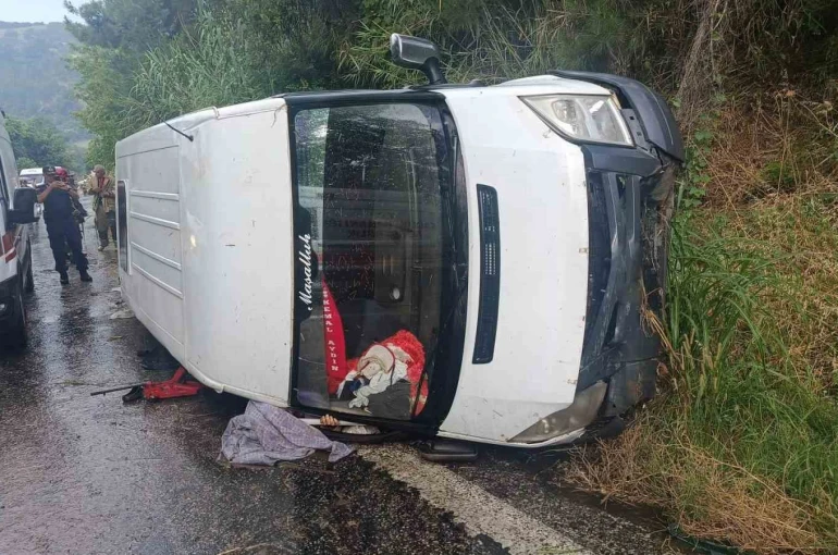 İzmir’de işçi servisi devrildi: 1 ölü, 2’si ağır 10 yaralı