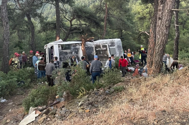 İzmir’de işçi servisi şarampole devrildi: 22 yaralı
