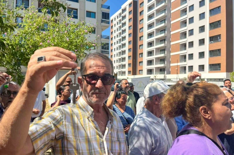 İzmir’de kentsel dönüşüm mağdurlarından ’anahtarlı’ eylem