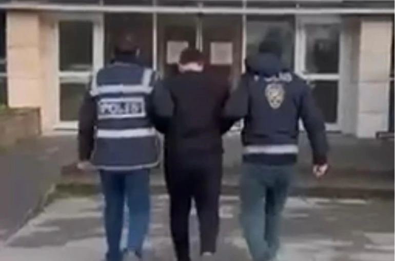 İzmir’de kesinleşmiş hapis cezasıyla aranan uyuşturucu taciri yakalandı