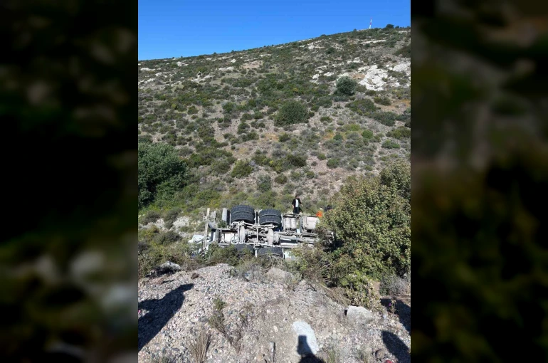 İzmir’de kontrolden çıkan beton mikseri şarampole yuvarlandı 