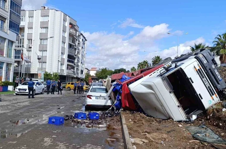 İzmir’de kontrolden çıkan tırın 2 aracı ezdiği anlar kamerada