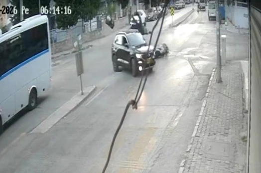 İzmir’de otomobilin motosiklete çarpıp kaçtığı kaza kameraya yansıdı