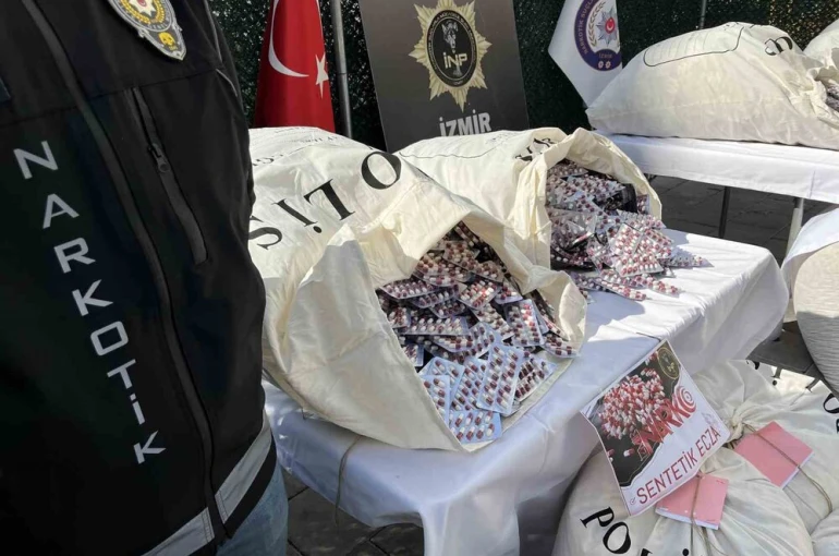 İzmir’de rekor miktarda sentetik ecza yakalandı