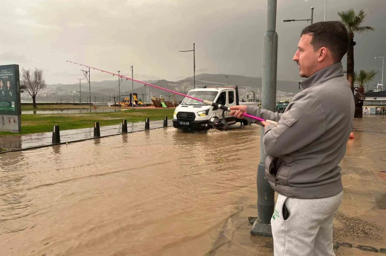 İzmir’de sağanak hayatı felç etti: Kordon göle döndü, vatandaş oltayla tepki gösterdi