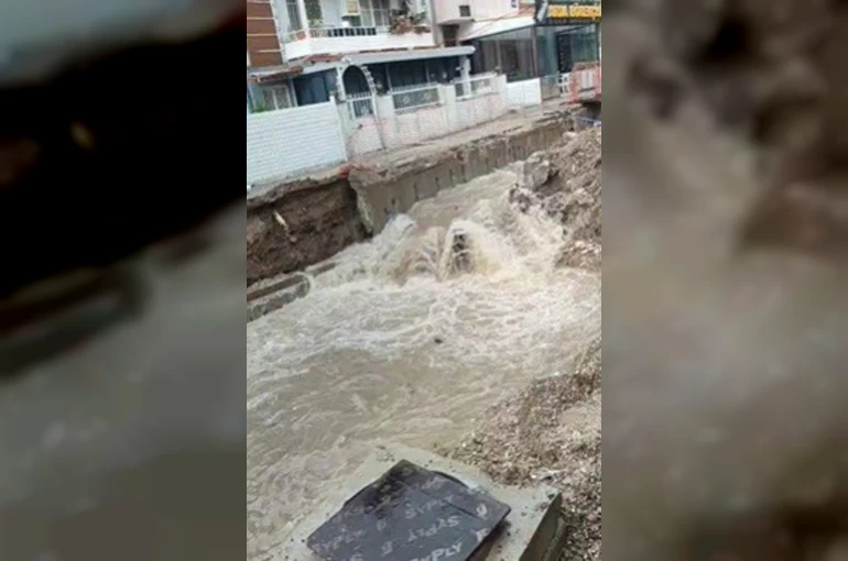 İzmir’de sağanak yağış hayatı olumsuz etkiledi