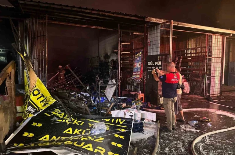 İzmir’de sanayi sitesinde yangın: 3 iş yeri kül oldu