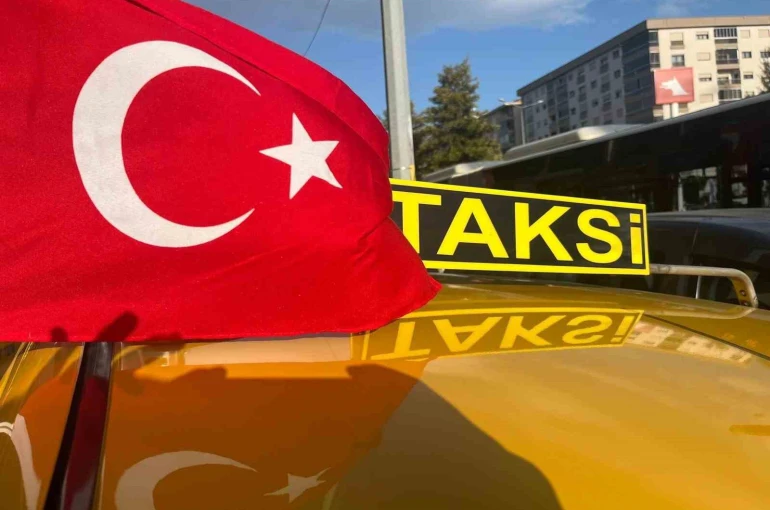 İzmir’de taksicilerden Türk bayraklı konvoy