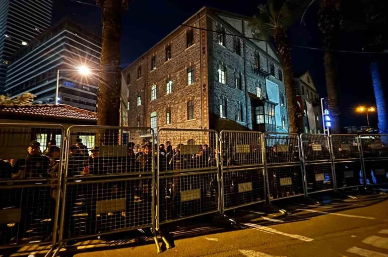 İzmir’de tartışmalı ’Meslek Fabrikası’ demir bariyerle çevrildi