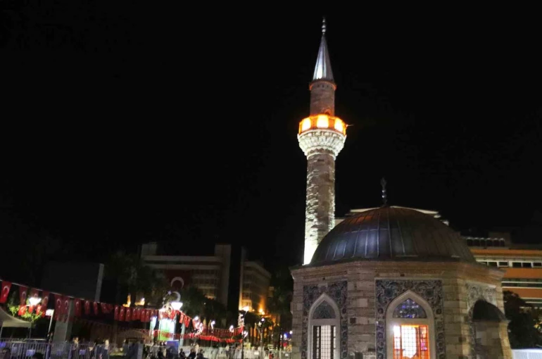 İzmir’de tüm camilerden aynı anda sela sesi yükseldi
