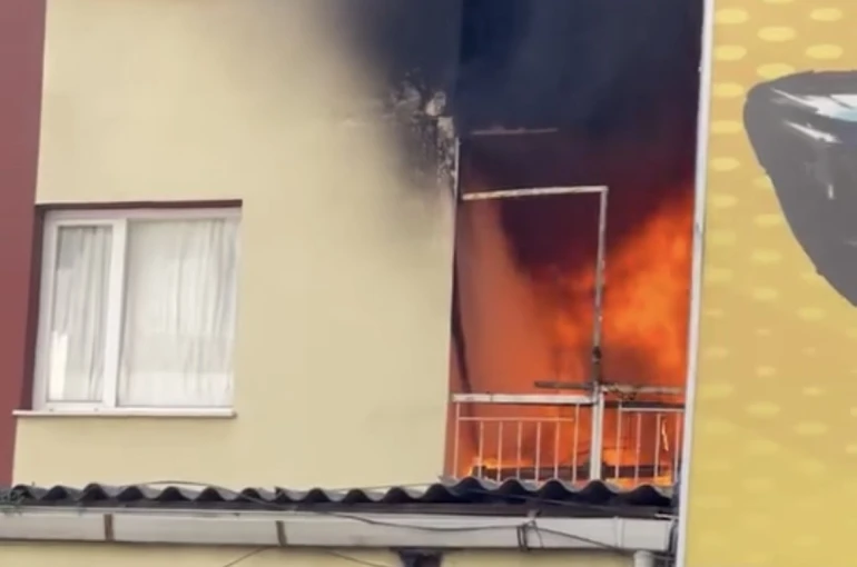 İzmir’de yangında ev alevlere teslim oldu 