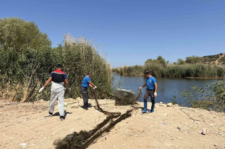 İzmir’de yasa dışı avcılıkla mücadele: 50 metrelik ağ sudan çıkarıldı