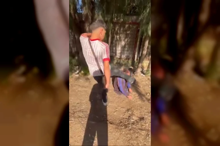 İzmir’de yaşlı adama tekmeyle saldıran şüpheliler serbest bırakıldı