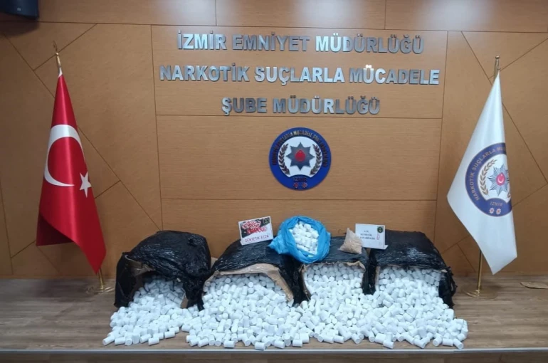 İzmir’de zehir tacirlerine baskın: 3 tutuklama