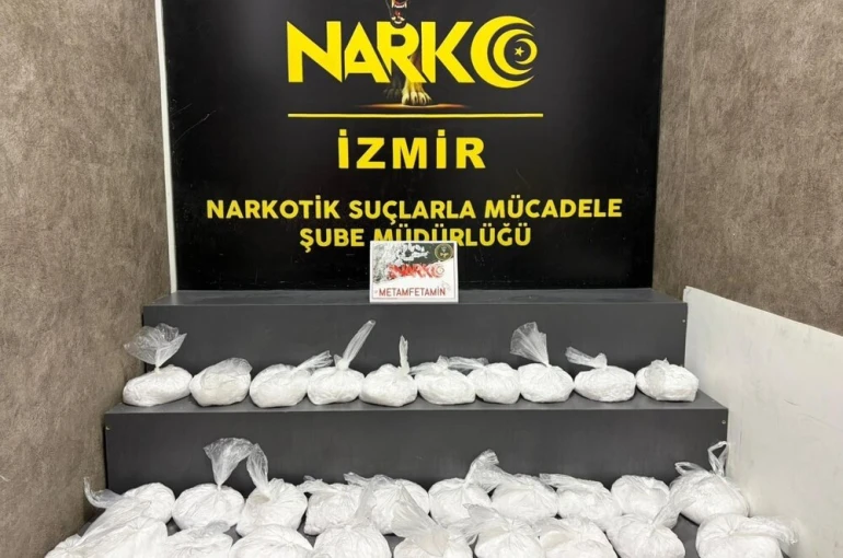 İzmir’de zehir tacirlerine çifte darbe