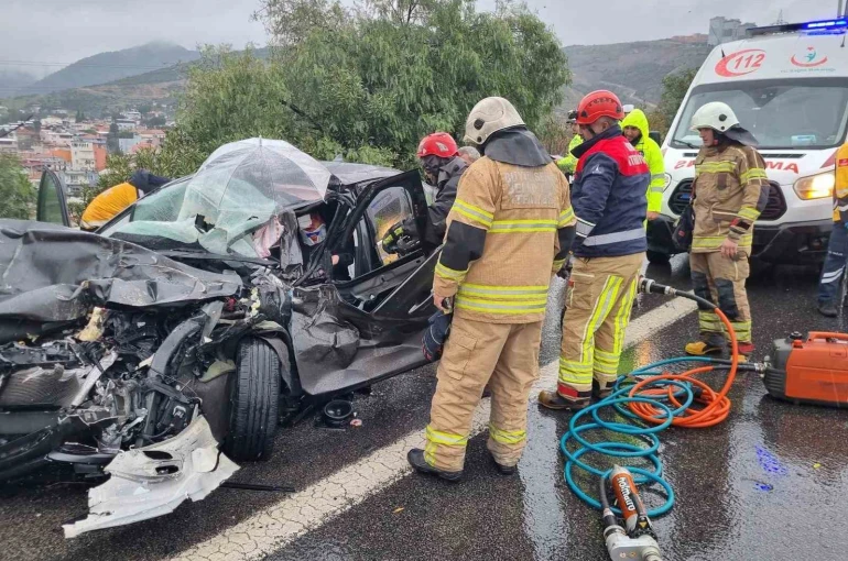İzmir’de zincirleme trafik kazası: Çin uyruklu 2 kişi yaralandı