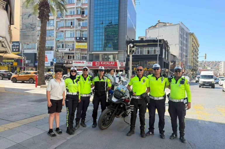 İzmir’in efsane trafik polisi emekli oldu: Son anonsunda elleri titredi