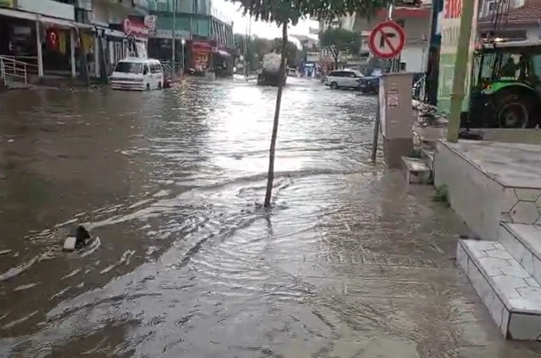 İzmir’in kuzey ilçelerinde kuvvetli sağanak yağış