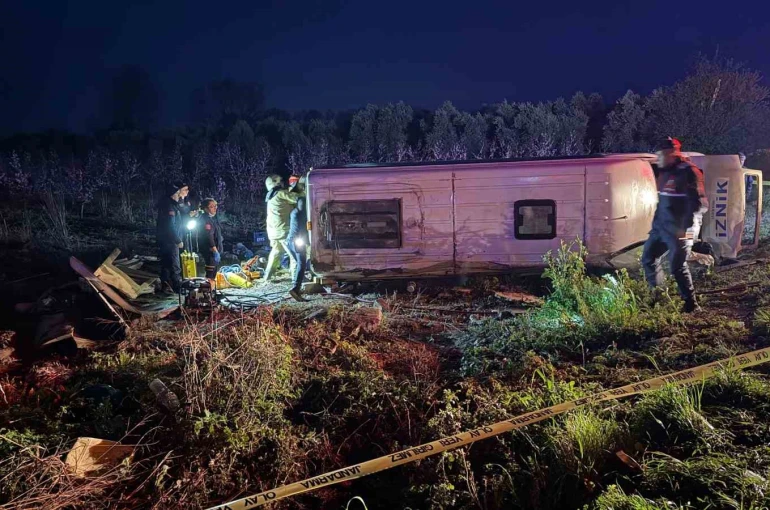 İznik’de feci kaza; 12 yaralı 1 ölü
