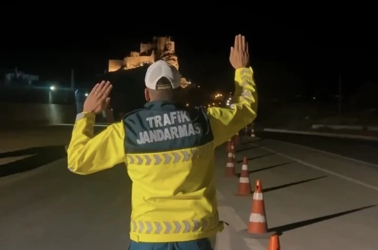 Jandarma ekipleri Hoşap Kalesi yolunda devriyede