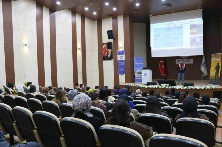 Jandarma ekipleri öğrencileri madde bağımlılığı konusunda bilgilendirdi