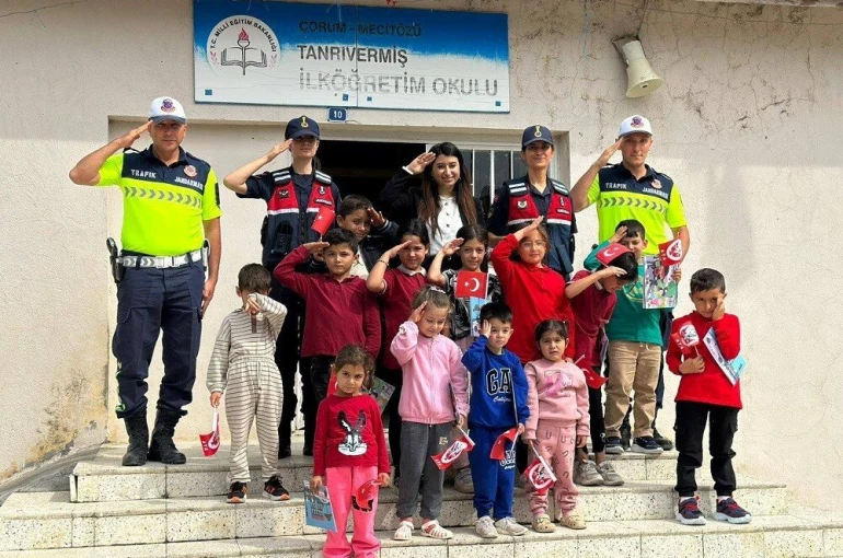 Jandarma ekipleri tarafından okul çevrelerinde sıkı denetim