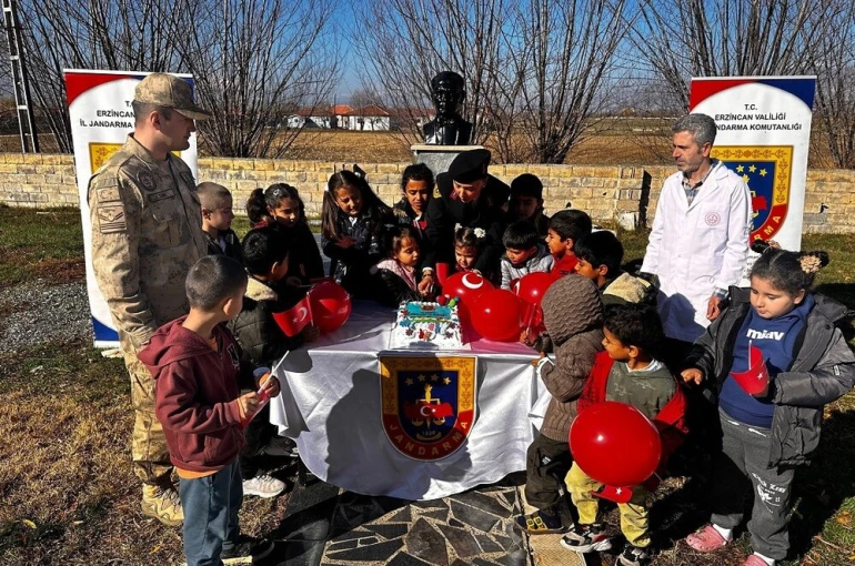 Jandarma ekiplerinden öğrencilere Çocuk Hakları Günü sürprizi